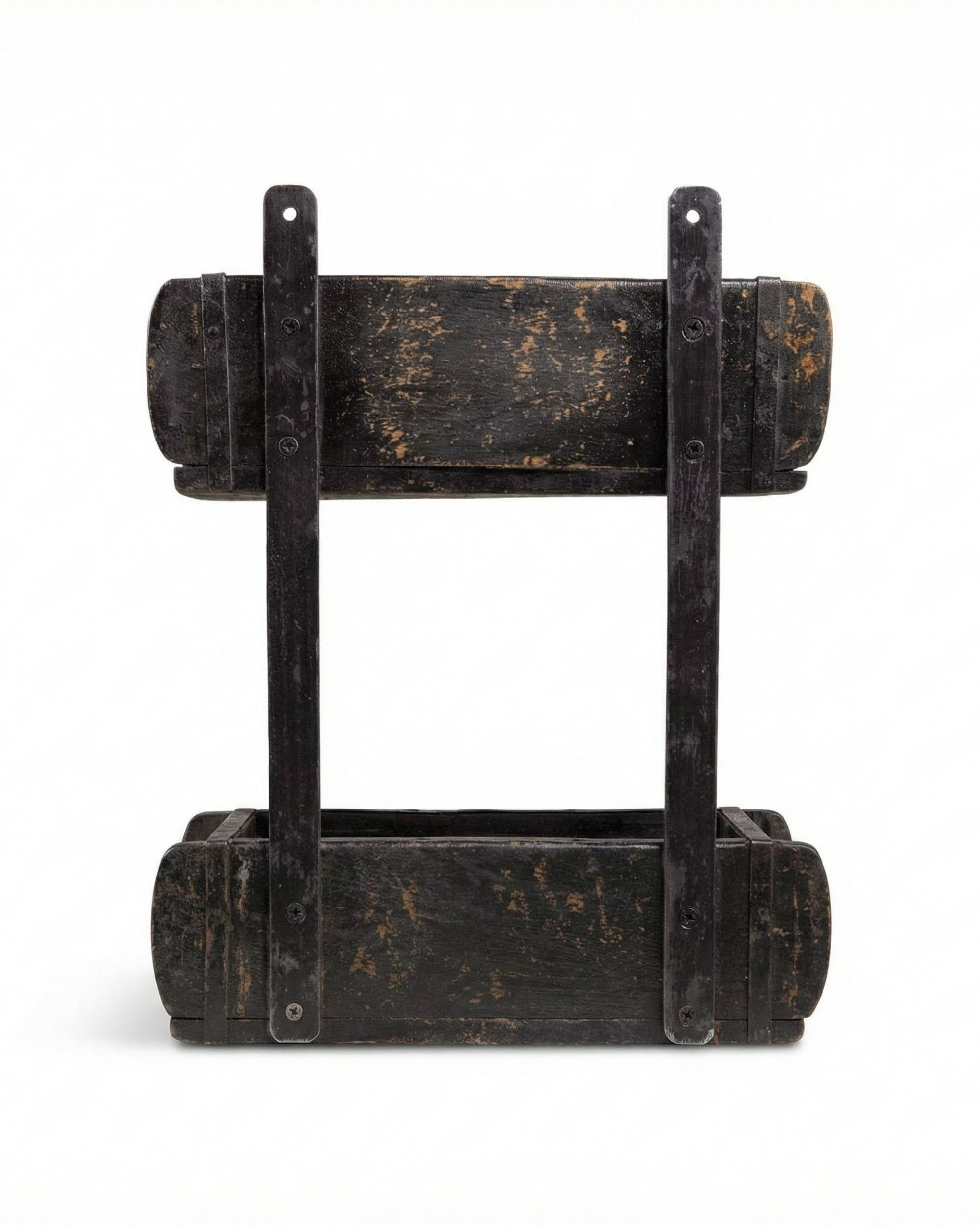 Sjælsø Nordic hylle i mørkt, patinert metall og tre med to beholdere, detalj av struktur og vintagepreg
