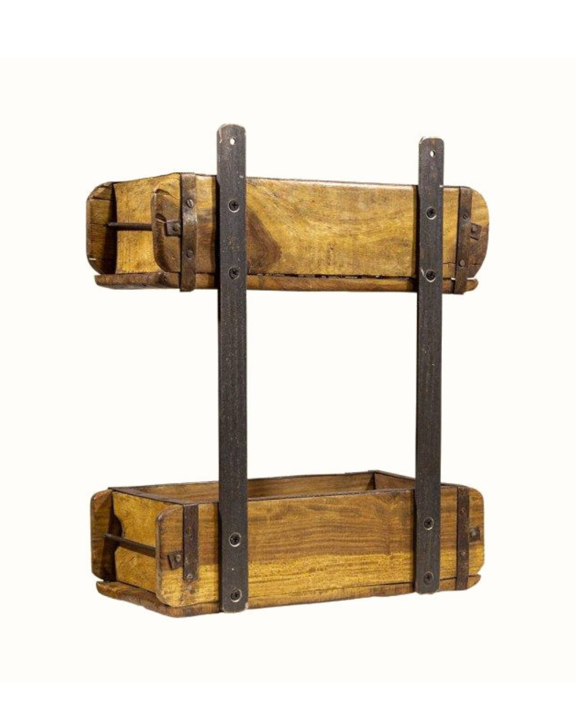 Trefarget trehylle med to bokser fra Sjælsø Nordic