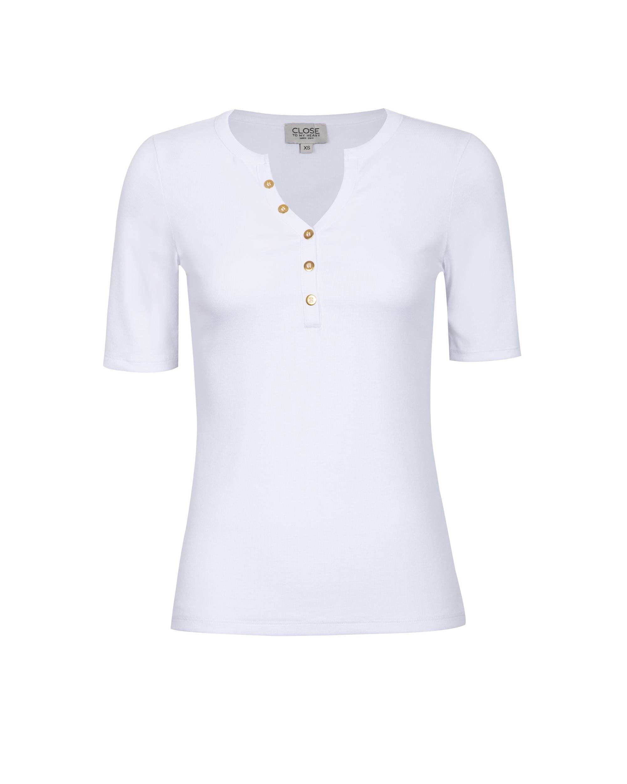 Close to My Heart Penny T-Shirt detalj: hvit ribbestrikket t-skjorte med v-hals og gulldetaljer