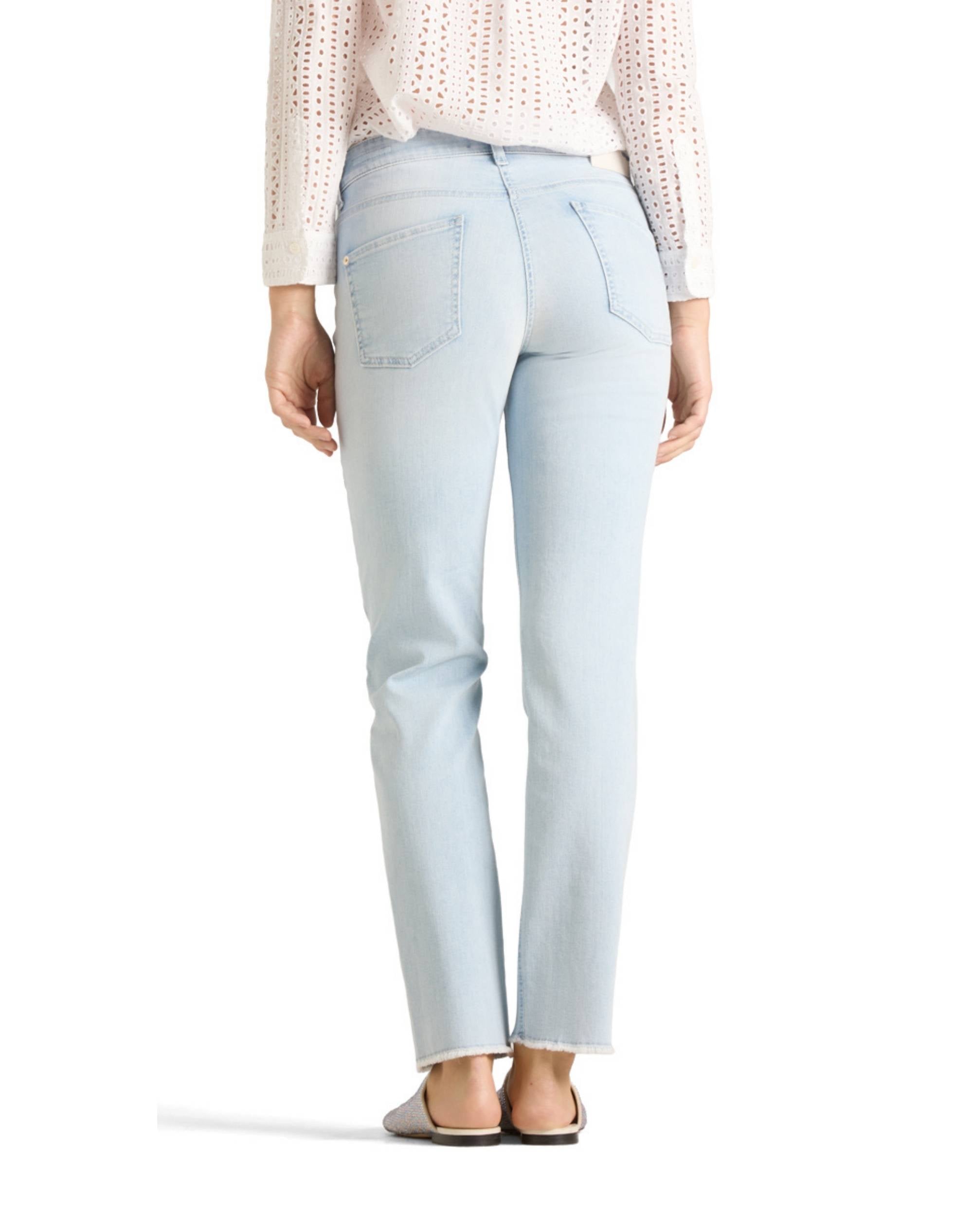 Bakside av Cambio Piper Cropped Fringed jeans i lyseblå denim, med lommer synlige og frynsekant ved anklene