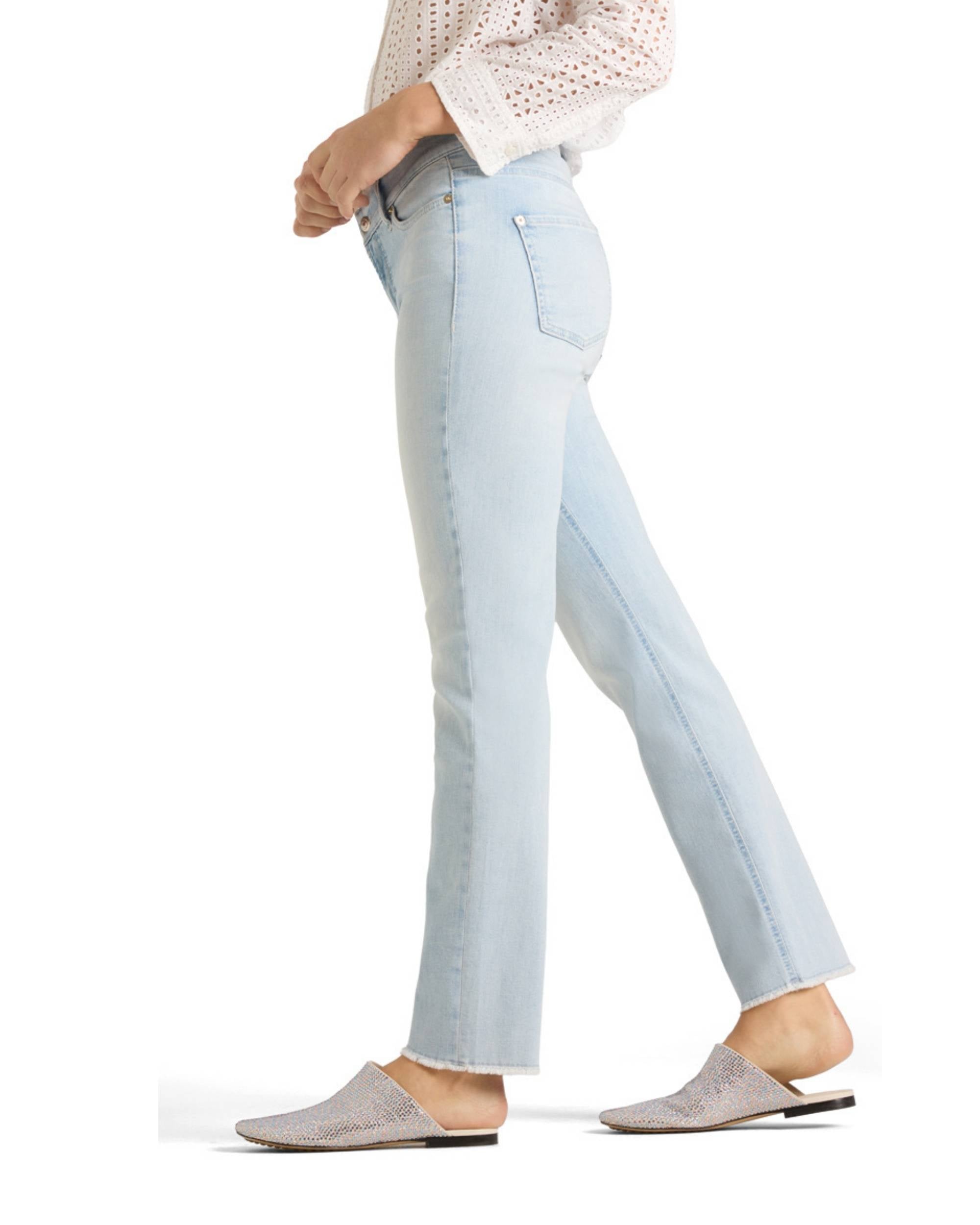 Cambio Piper Cropped Fringed bukse i lyseblå denim, vist fra siden med frynsete kant nederst ved ankelen