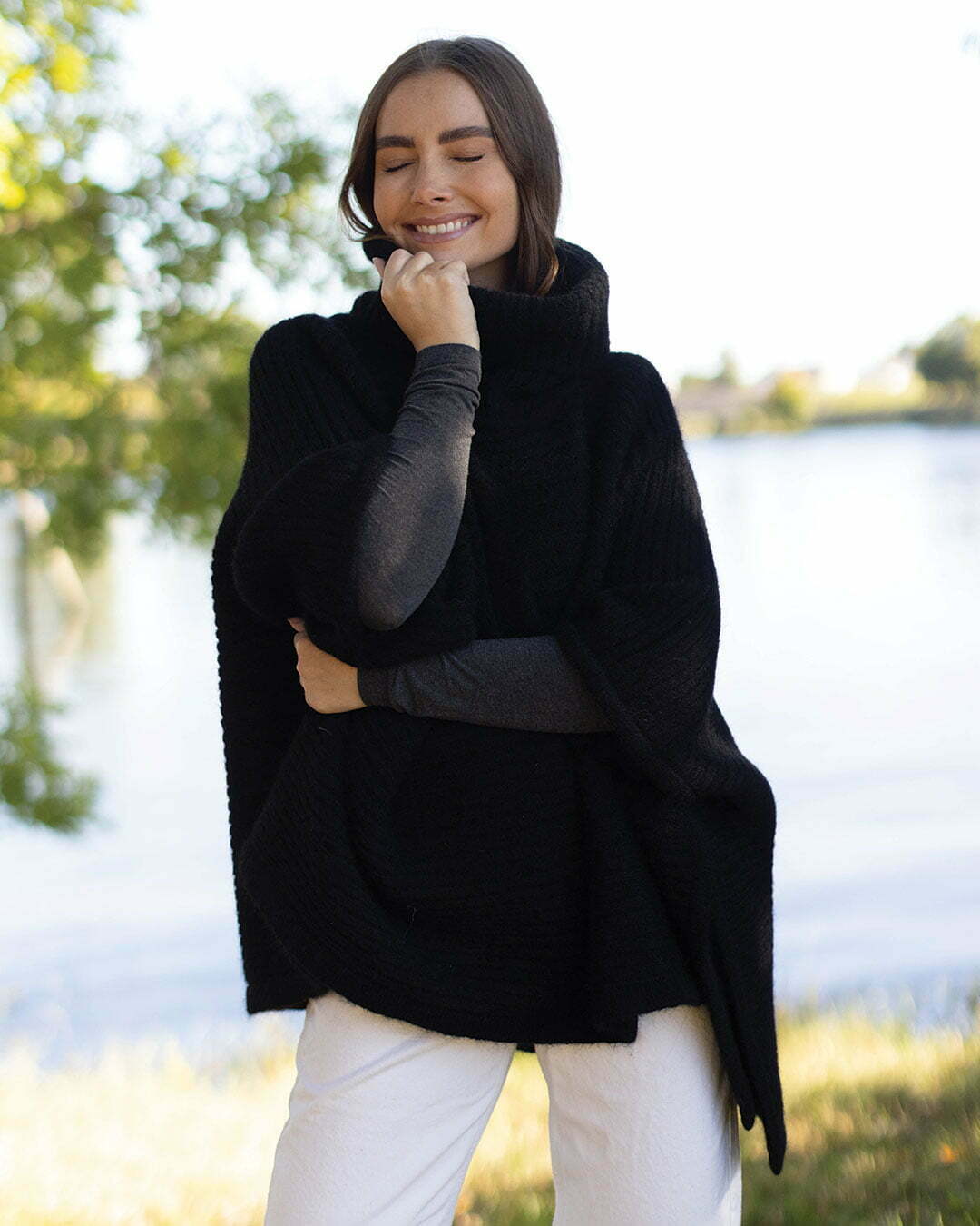 Ribbestrikket poncho Vic fra Dehn Design