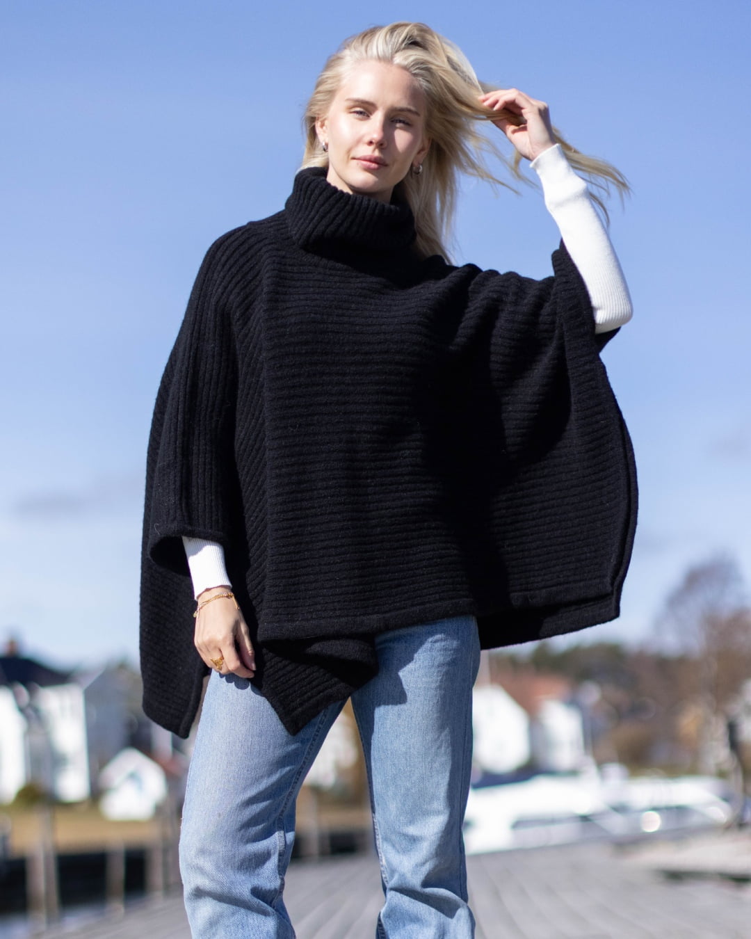 Vic Poncho fra Dehn design i ribbestrikk