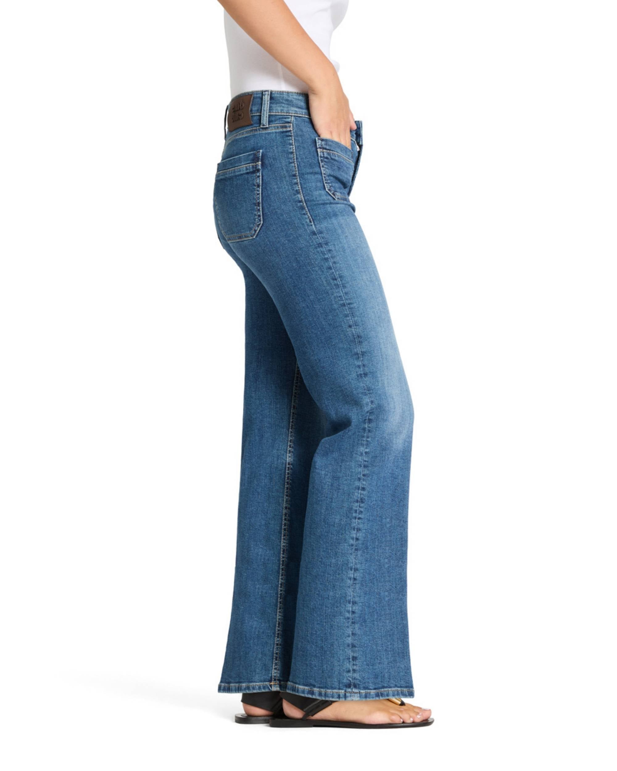 Cambio Tess Pocket jeans, modell med midtblått denimstoff, vide ben og synlige baklommer og merke bak