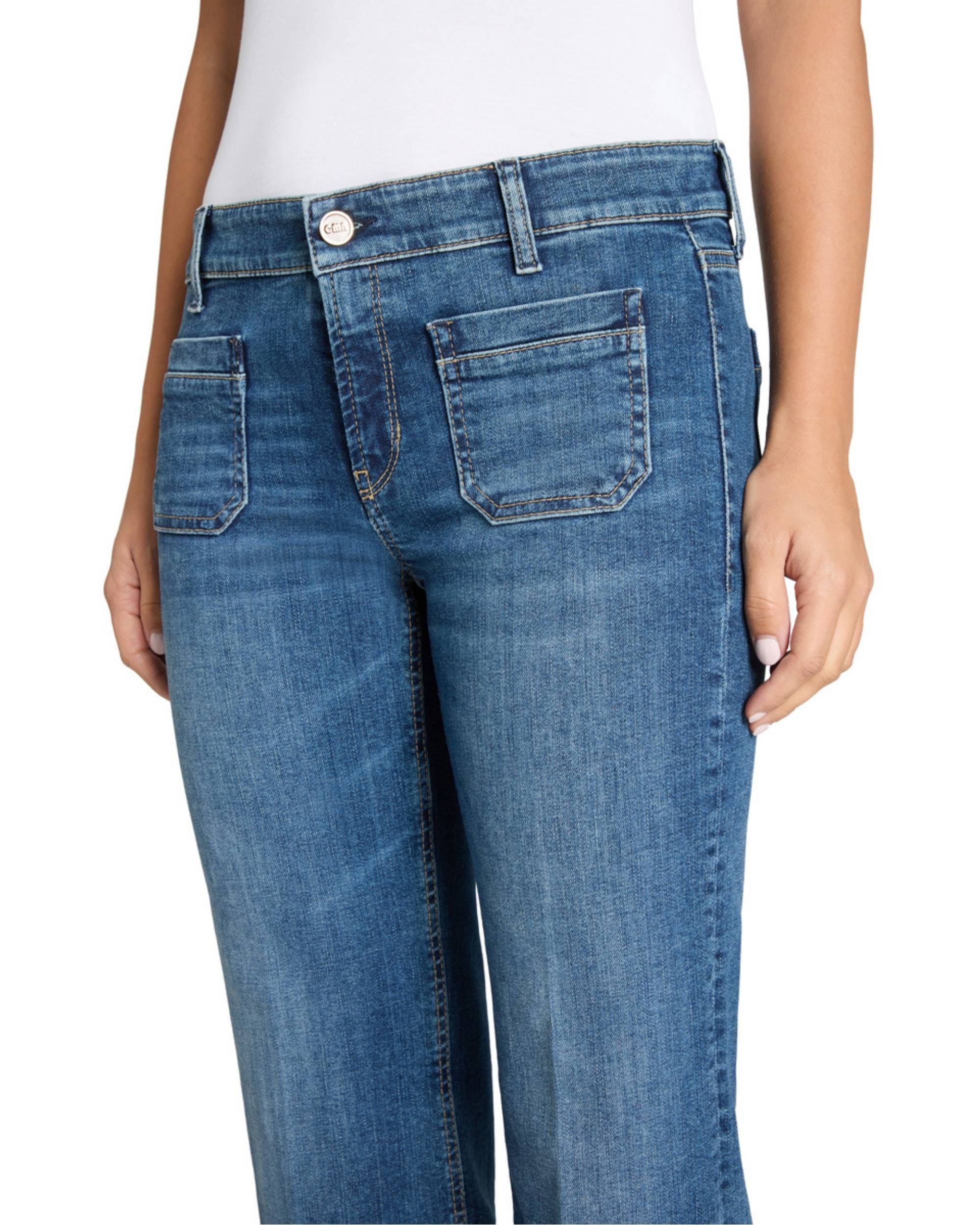 Cambio Tess Pocket jeans, blå denim med vide ben, detalj av firkantede lommer foran, emblem på knapp