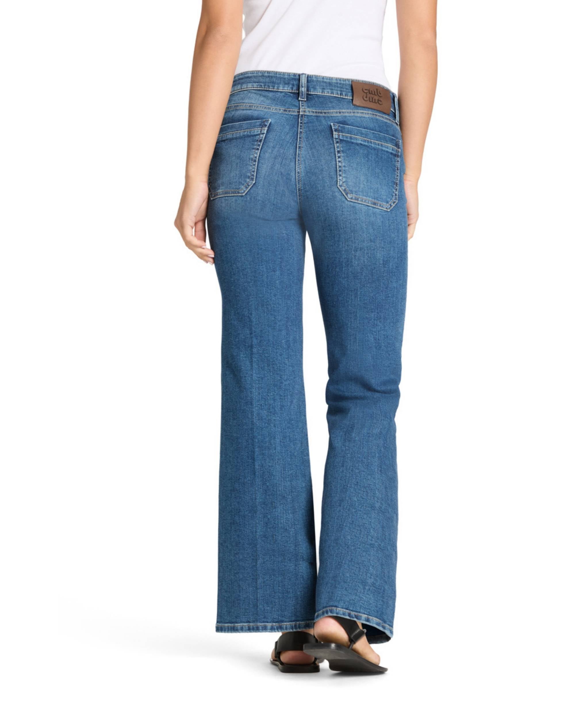 Bakside av Cambio Tess Pocket jeans i blå denim med vide ben, synlig merke og baklommer