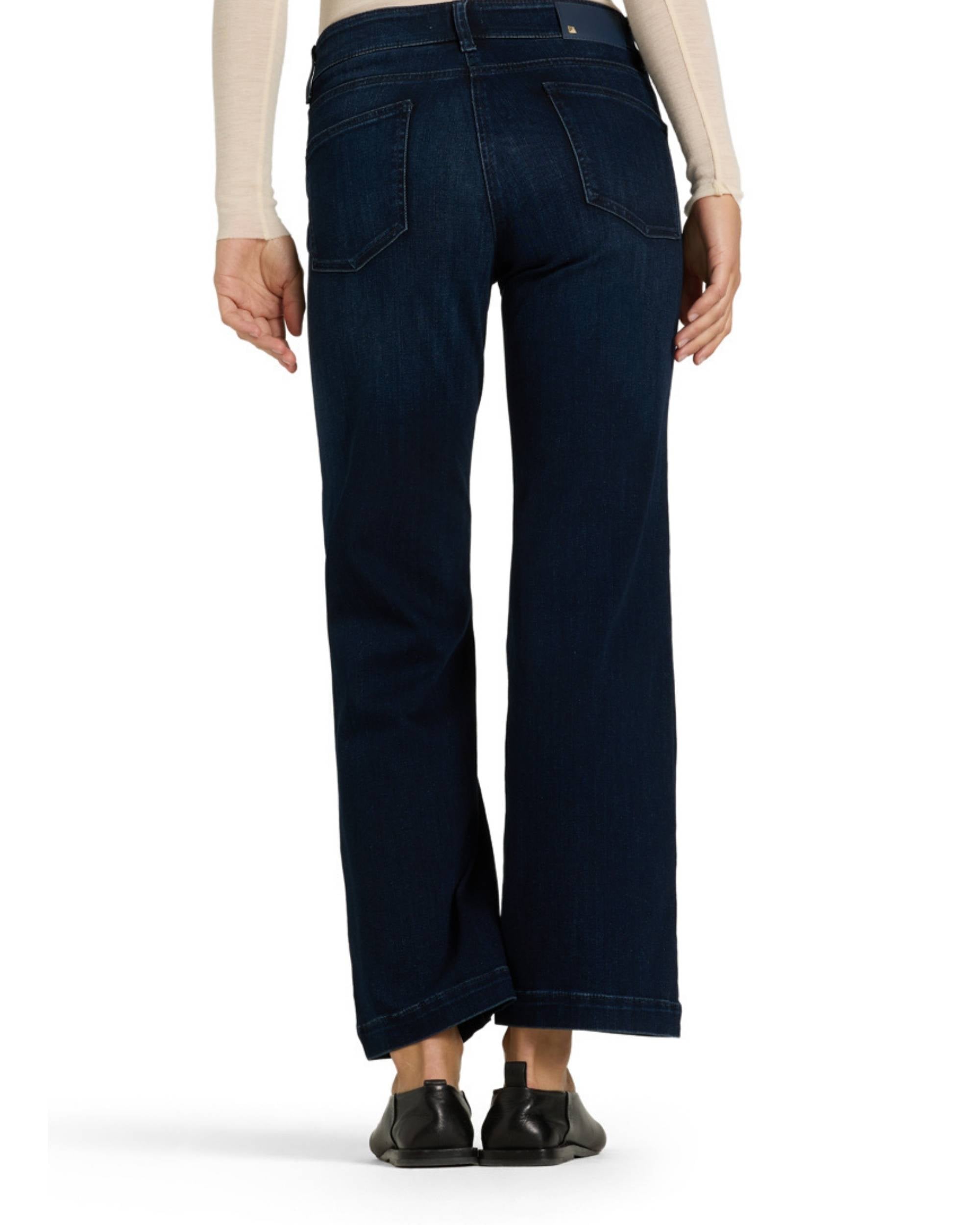 Cambio Tessa bukse i soft cozy blue, bakfra, med vide ben og synlige baklommer.