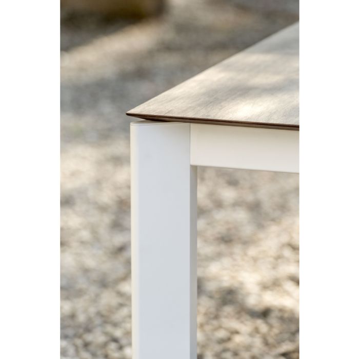 Utsnitt av Alfa bord med hvite ben og wood overflate - finnes også i helhvit overflate fra Fiam