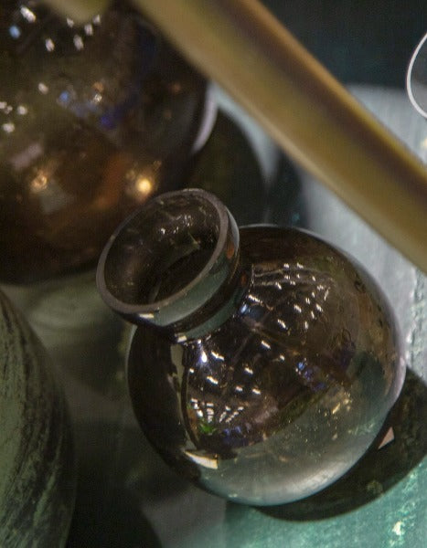 Miljøbilde av liten røkefarget vase fra Sjælslø
