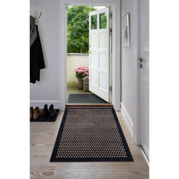 Dot Blackand sand teppe fra Tica Copenhagen