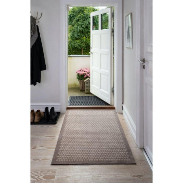 Dot Sand og beige teppe fra Tica Copenhagen