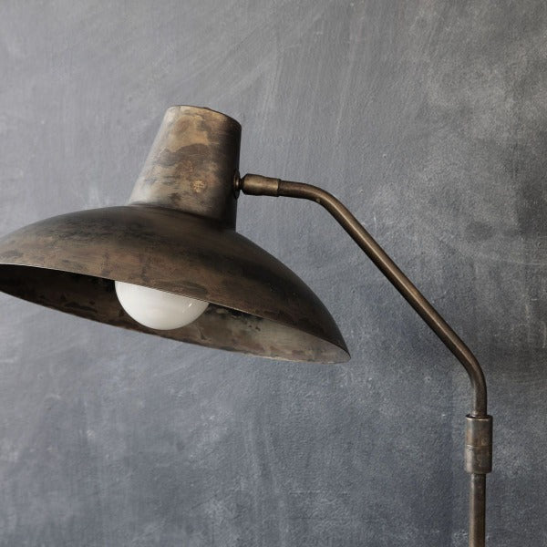 Detalj av borlampen Desk frsa Housedoctor