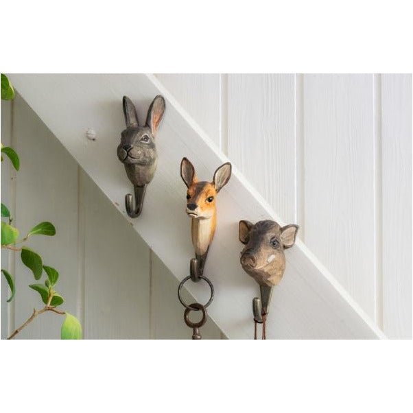 Hare, rådyr og villsvin på veggen, fra wildlife garden, supre knagger