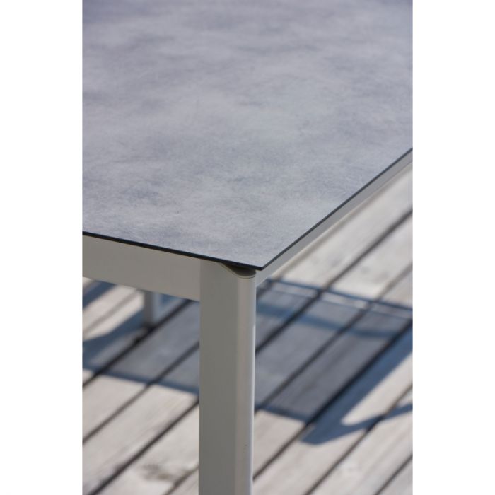Utsnitt av Alfa spisebord , utebord  med cement bordplate  i HPL fra Fiam
