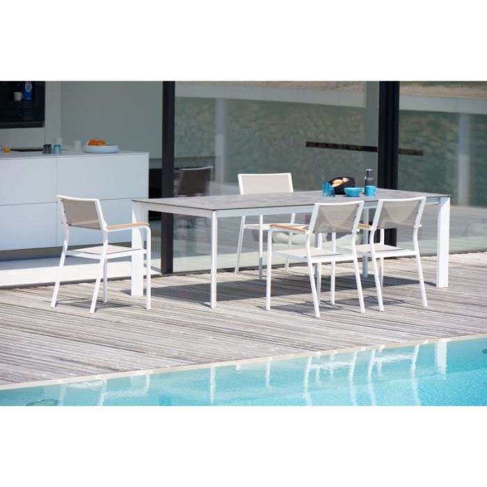 Alfa spisebord , utebord  med Aria stoler fra Fiam med hvite aluminiumsben og cement HPL bordplate