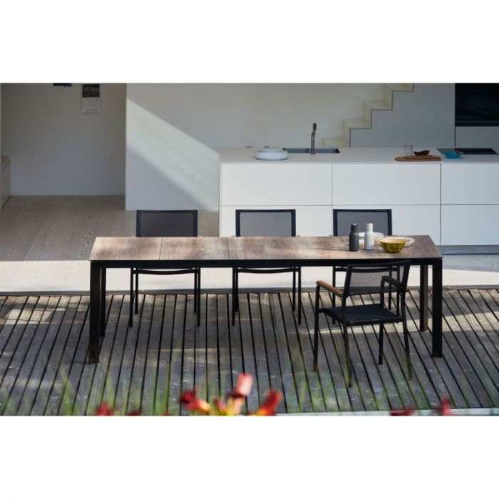 Alfa spisebord , utebord  med Aria stoler fra Fiam. Antrasitt aluminiumsben og wood HPL bordplate fra Fiam